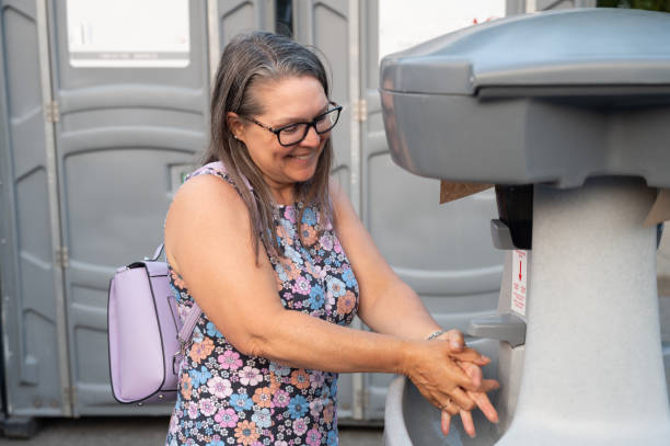 Best Portable restroom trailer rental  in Clinton, TN